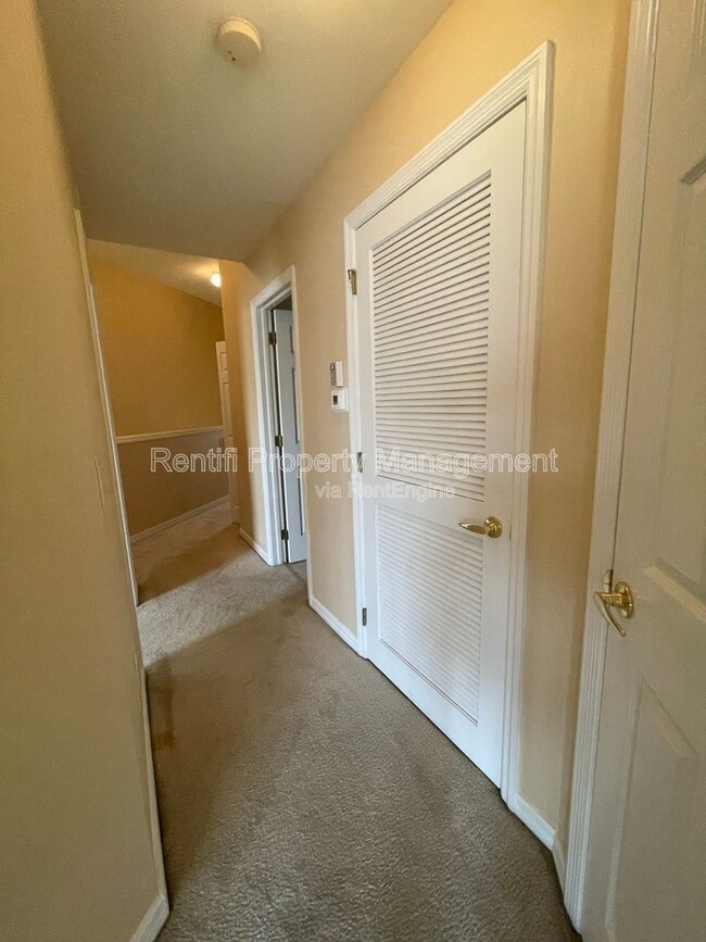 Building Photo - 8430 Village Edge Cir