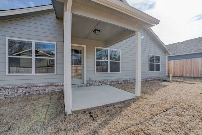 Building Photo - Gorgeous 3/2/2 Home Close to Downtown!