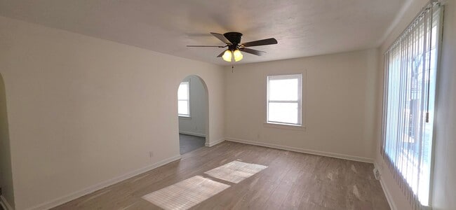 Building Photo - 3 Bedrooms! 2 Baths! Beautifully Updated! $1195