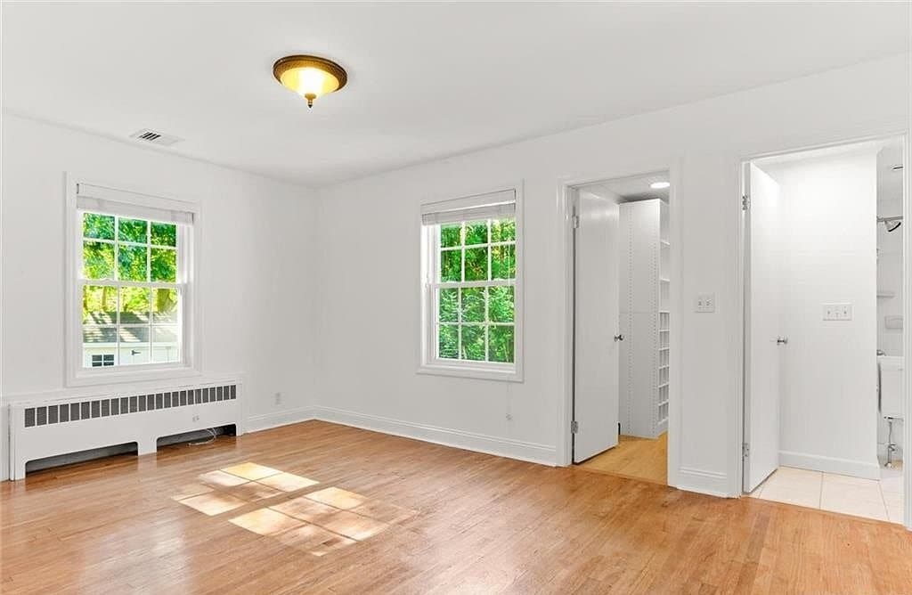 Building Photo - 8 Deerwood Ct