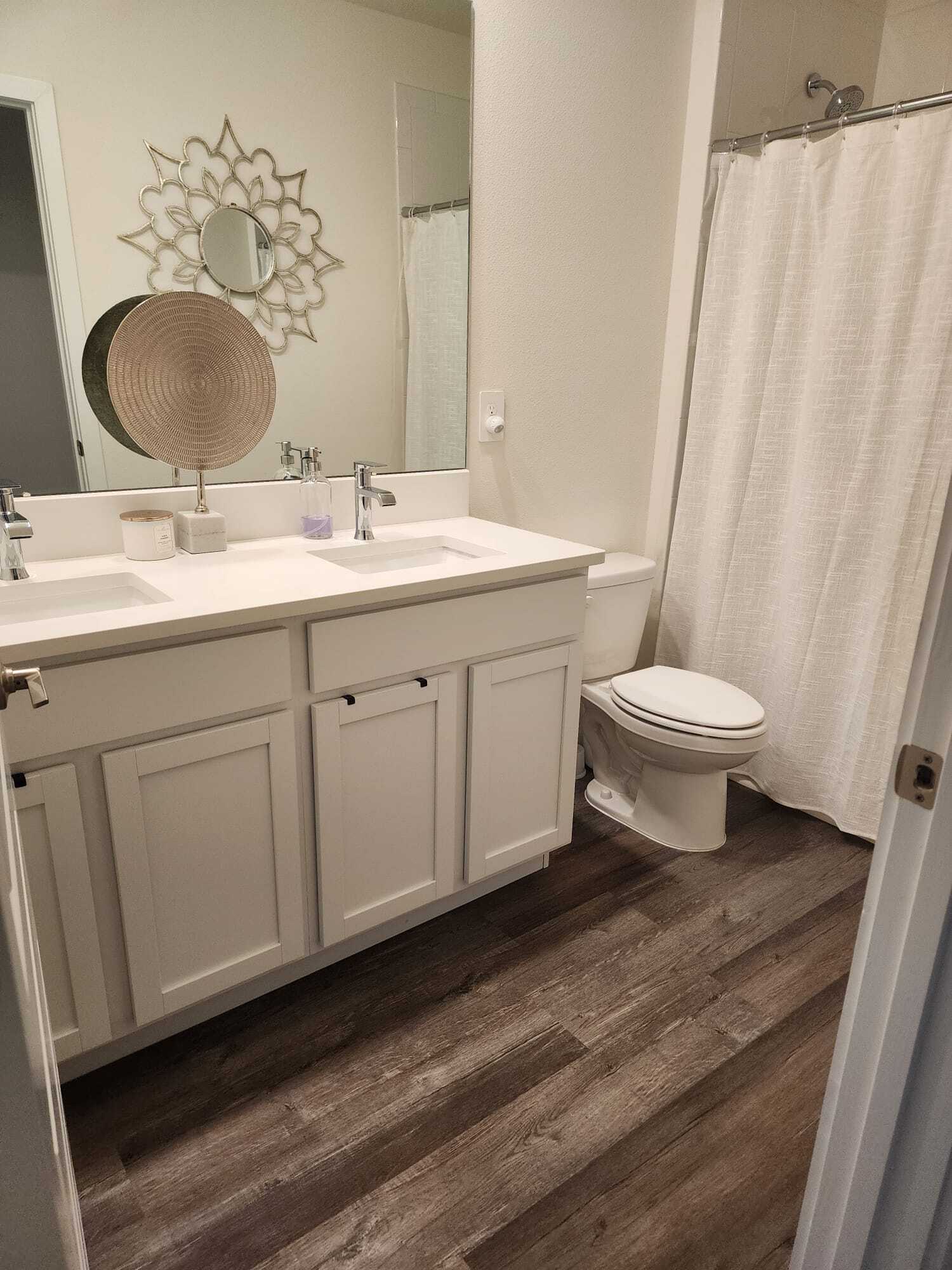 Upstairs guest bath - 17020 Barnwood Pl