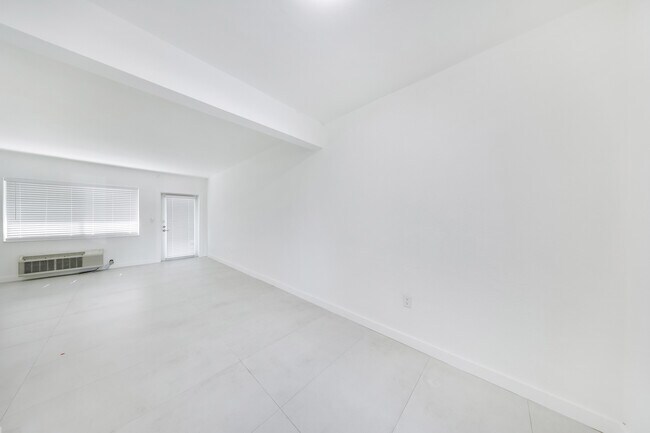 Building Photo - 6930 Rue Versailles Dr