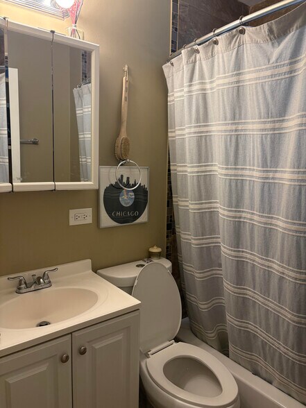 Full Bathroom- Tub - 1658 N Monticello Ave