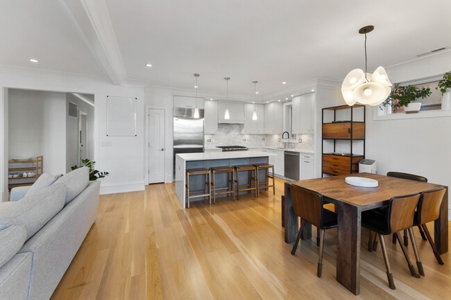 Building Photo - 736 W Melrose St