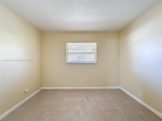 Building Photo - 260 NW 40th Ct