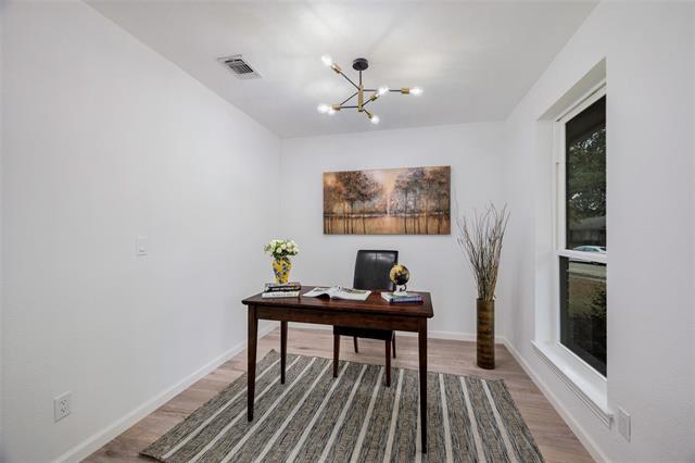 Building Photo - 2613 Pin Oak Ln