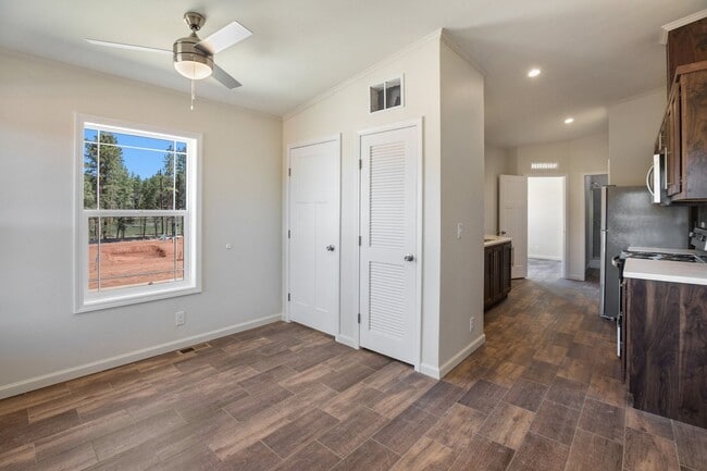 Building Photo - Woodland Park Townhome!