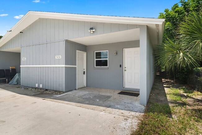 Building Photo - 5454-5456 8th Ave Fort Myers