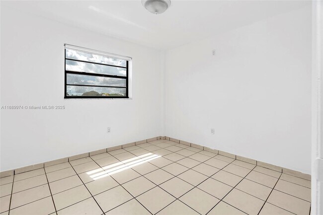 Building Photo - 3945 SW 89th Ave