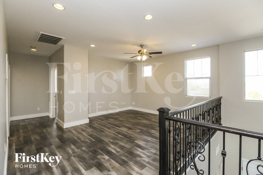 Building Photo - 837 E Cierra Cir