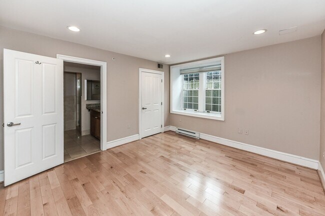 Building Photo - Luxury Two Bedroom near DuPont + Parking
