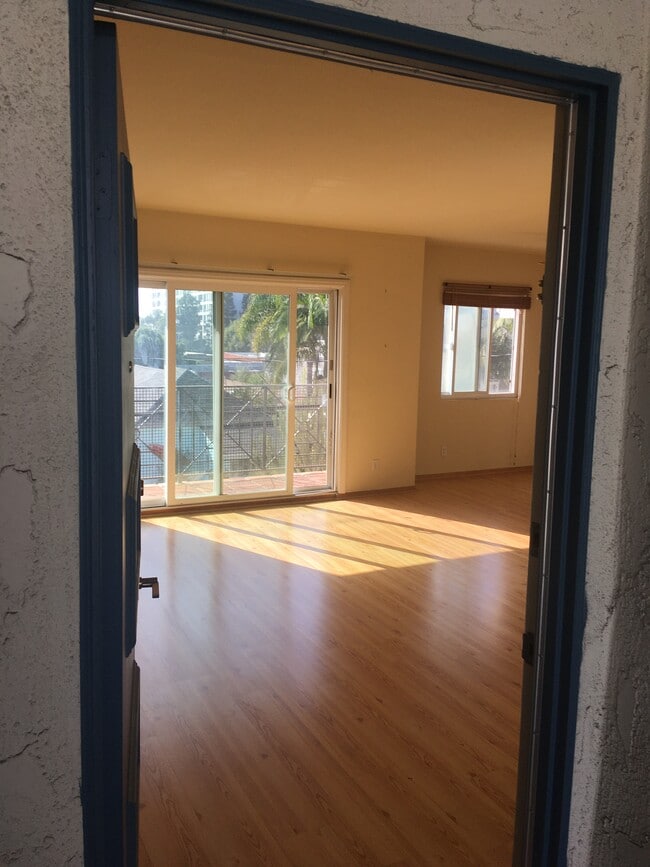 Sun Filled Unit - 2721 2nd St