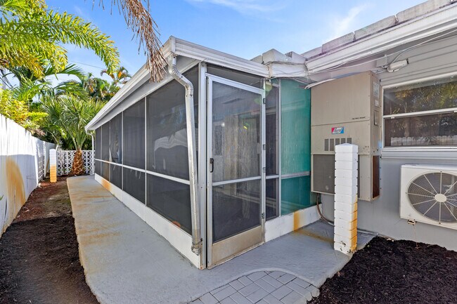 Building Photo - 1761 NE 55th St