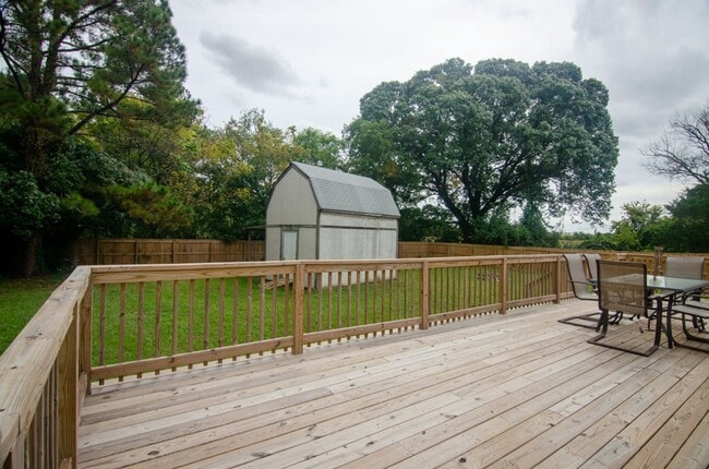 Building Photo - Precious Bungalow Home Rental in Norfolk!