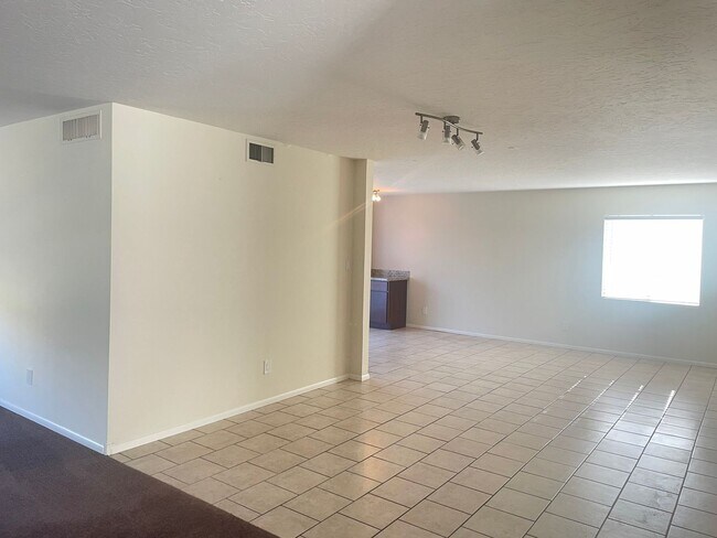 Building Photo - COMMUNITY POOLS-3 Bedroom/2 Bath in Dobson Ranch