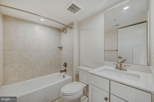 Building Photo - 6425 Greenleigh Ave