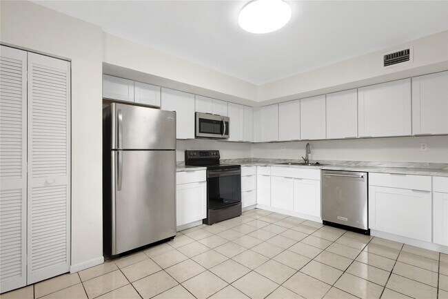 Building Photo - 3940 Inverrary Blvd