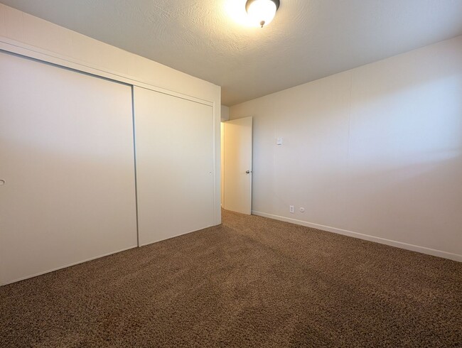 Building Photo - Great 3-Bedroom, 1-Bath Duplex In The Frie...