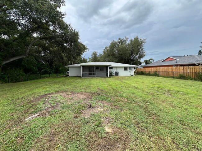 Building Photo - ** Annual ** 2 Bed / 2 Bath ** Single Fami...