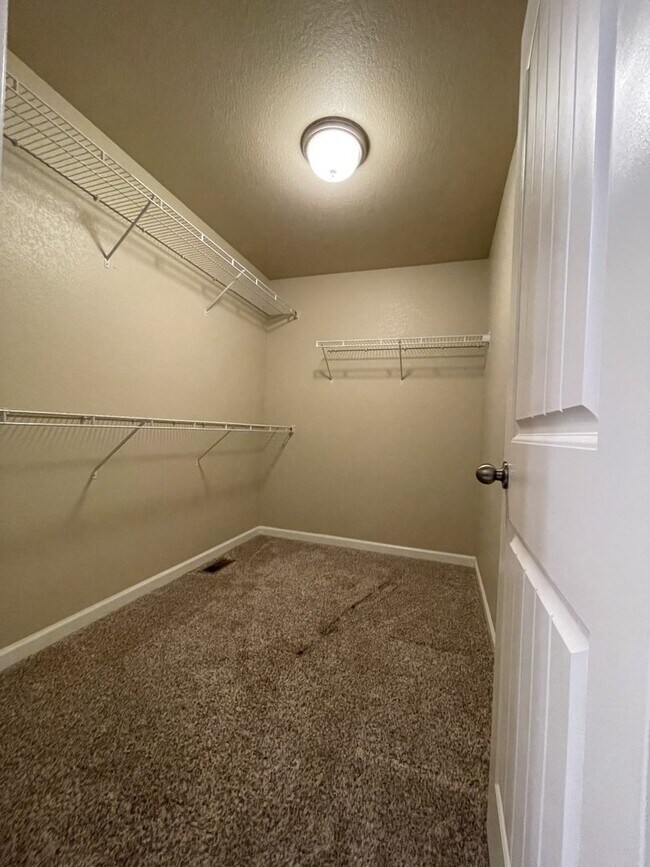 Building Photo - Spacious Two-Story Townhouse