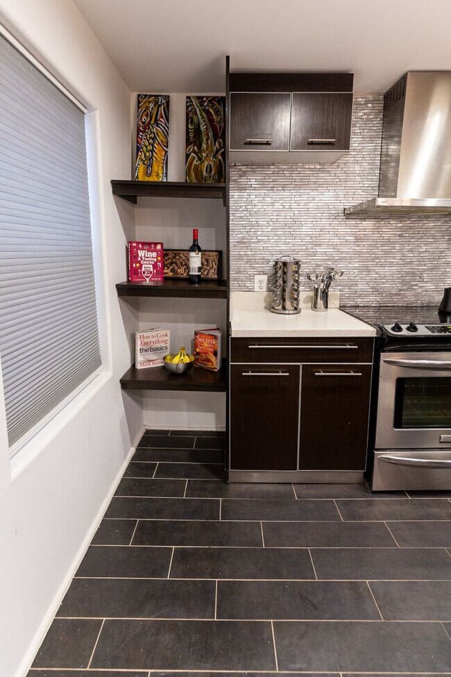 Building Photo - Trendy One Bedroom in Trinidad!