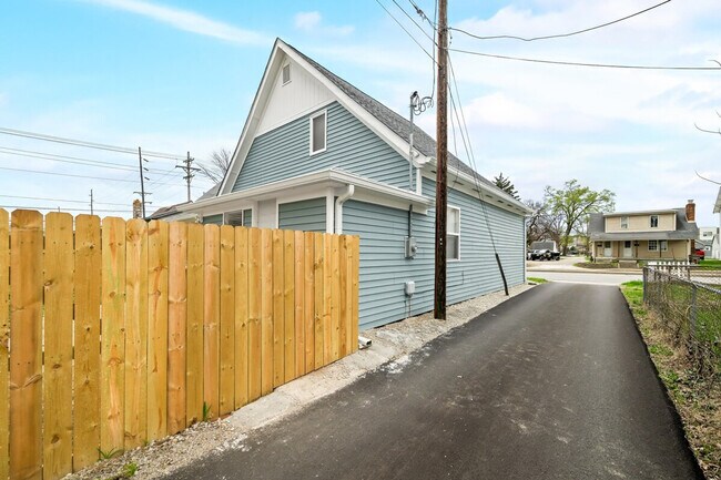 Building Photo - 1019 Central Ave