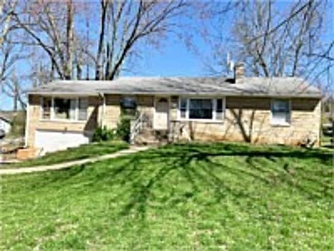 Primary Photo - 5 BED / 2 BA home right next to Memorial S...