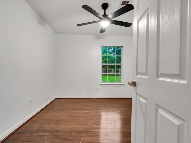 Building Photo - 4930 Holloway Dr