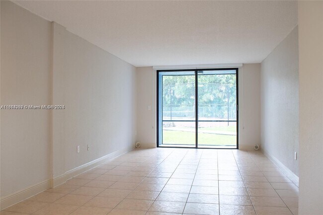 Building Photo - 9460 Fontainebleau Blvd