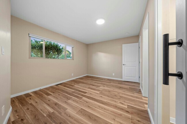 Building Photo - 2039-41 Bonita St