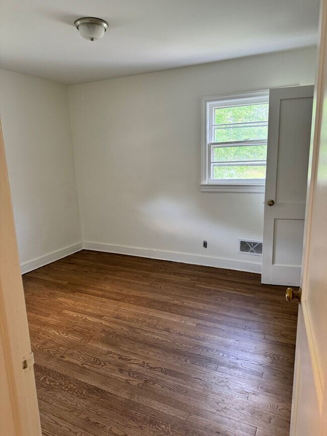 Building Photo - Cute 3 Br, 1 1/2 Bath home for rent