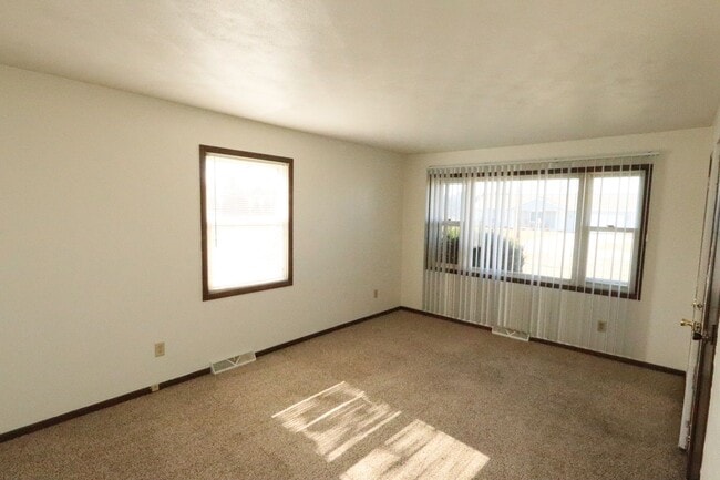 Building Photo - Nice 2 Bedroom Duplex Available in Jefferson Township / Middlebury School District