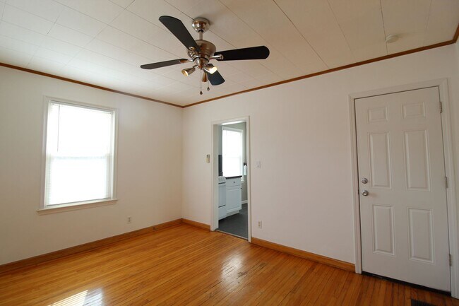 Building Photo - Updated Studio Near KU Med