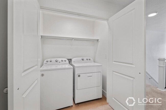 Building Photo - Beautiful Townhome in Wonderful Location!