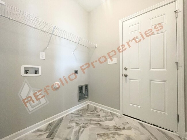 Building Photo - Beautiful Home with 4 Bedrooms, 3 Bathroom...