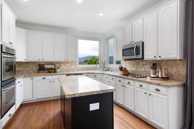Building Photo - Elegant Mountain-View Retreat in Stone Cro...