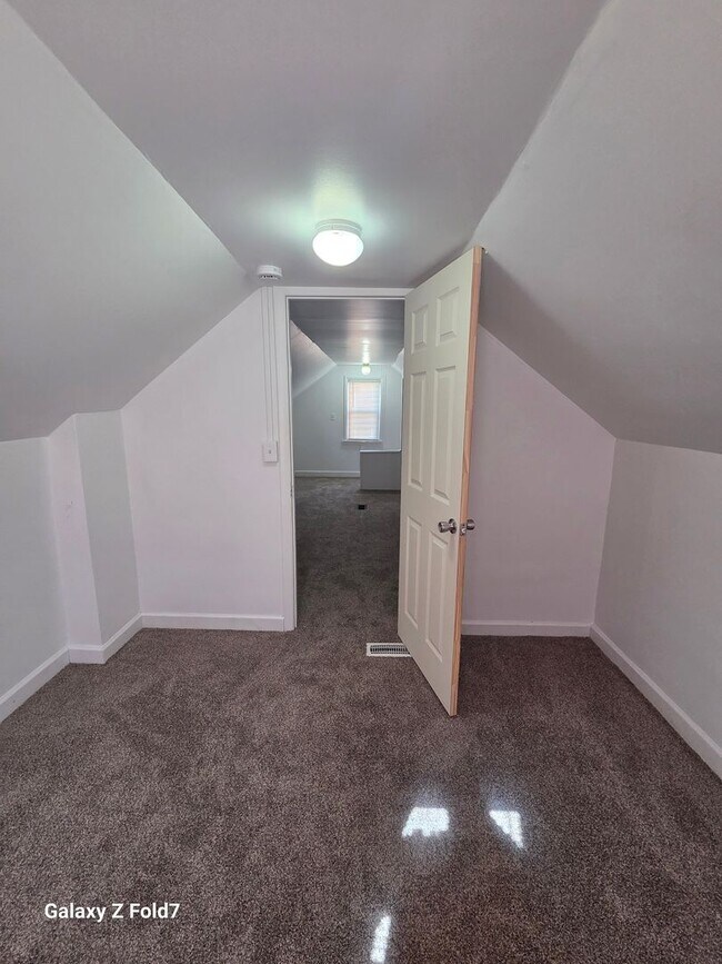 Building Photo - $1200 2 bedroom bungalow