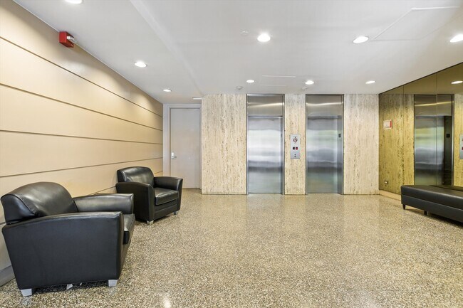 Building Photo - 1850 N Clark St