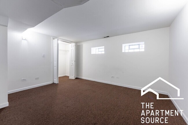 Building Photo - HUGE 4BR/2BA Duplex Close to Blue Line