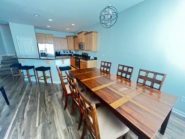 Building Photo - Beautiful 4 Bedroom, 3.5 Bath, Town Home at Tuscany is Available Now!