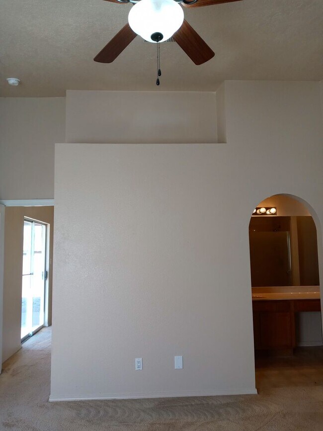 Building Photo - Affordable Ventana Cutie!!