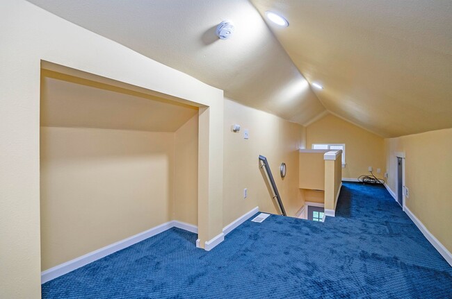 Building Photo - Convenience Meets Charm in this 3 Bedroom ...