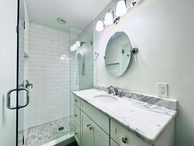 Building Photo - LUXURIOUS LANSDOWNE RETREAT!