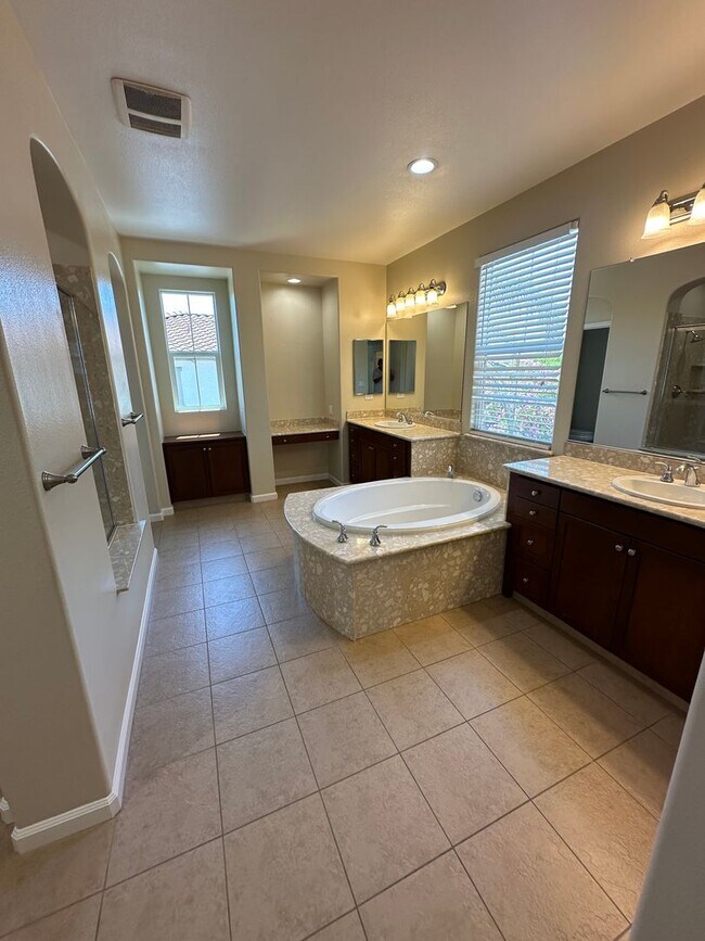 Building Photo - 4 Bed 3 Bath +Office/Den In San Ramon