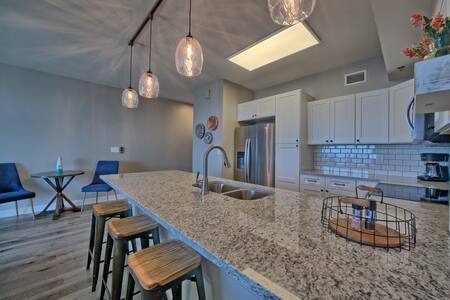 Building Photo - 9900 S Thomas Dr