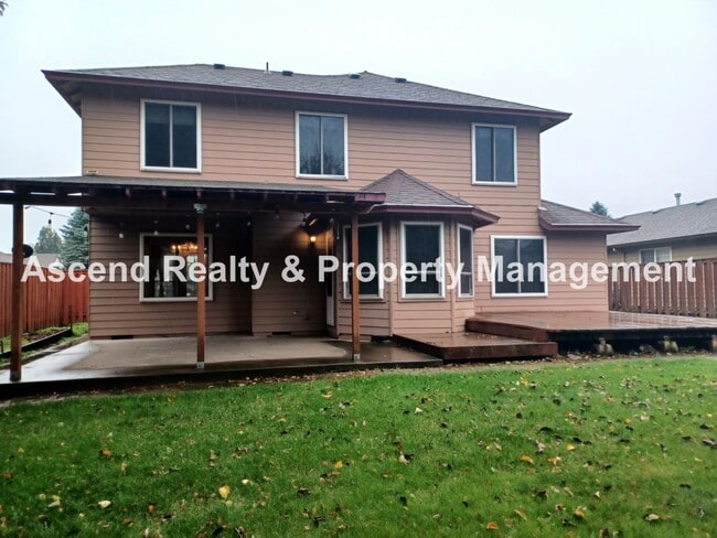 Building Photo - Troutdale 4 Bed Fenced Back 3 Car Garage Y...