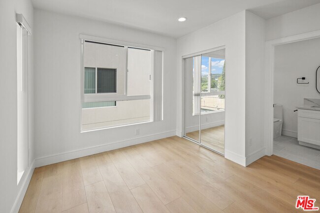 Building Photo - 2700 Larga Ave
