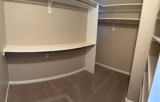 Building Photo - 2437 Brandon Dr