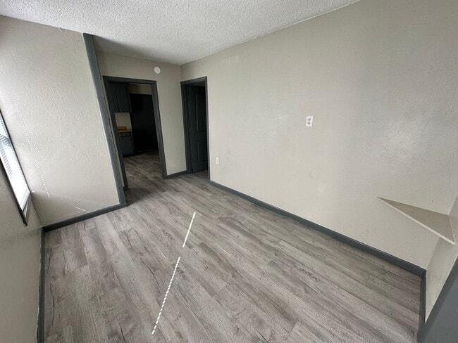Building Photo - 2 Bed 1 Bath Moore