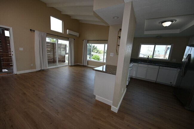 Building Photo - 4672-76LB